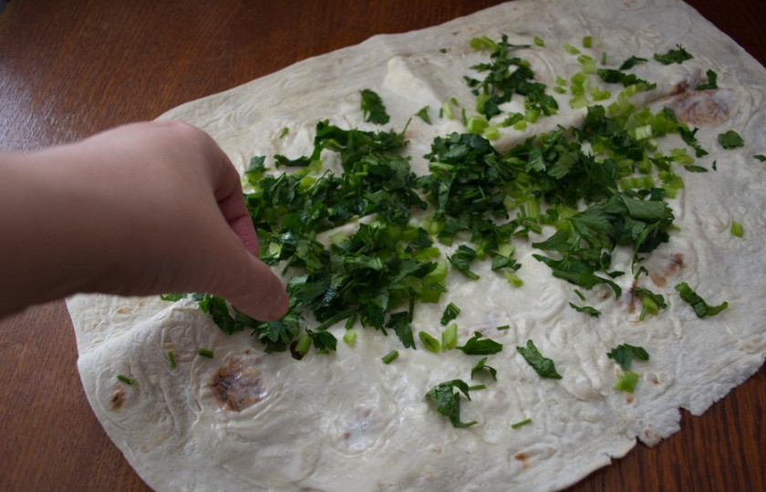 1. Этап. Лаваш с плавленым сыром и зеленью: 3. Измельчите петрушку. Перед нарезкой лучше удалить жесткие стволики. Они грубо смотрятся в готовом блюде. Лучше оставить для измельчения только листики. Измельченную зелень выложите на лаваш.