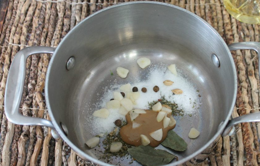 1. Этап. Маринованный виноград с горчицей: Добавляем горчицу и чеснок.