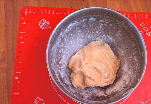 1. Этап. Пирожное Ноябрь: Делаем тесто. Мягкое масло растереть с сахаром, добавить яйцо, миндальный экстракт (или ваниль), соль. Хорошо всё перемешать. Просеять муку с разрыхлителем. Замесить тесто. Скатать в шар. Поместить в пищевой пакет и убрать в холодильник на 30 минут.