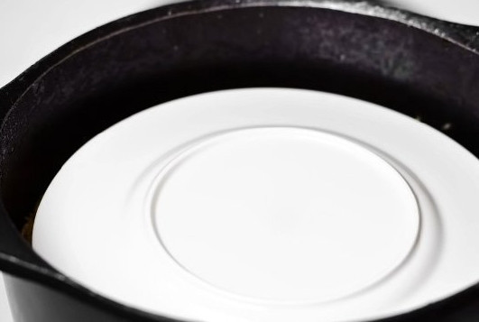 1. Этап. Простой рецепт плова из баранины: 12. Как только рис впитал воду, накройте его тарелкой, затем крышкой и оставьте томиться на самом минимальном огне 20 минут. После можно аккуратно перемешать и подавать к столу.