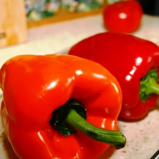 1. Этап. Чушка бюрек: Перцы вымоем и положим на слегка смазанную маслом форму для выпекания.