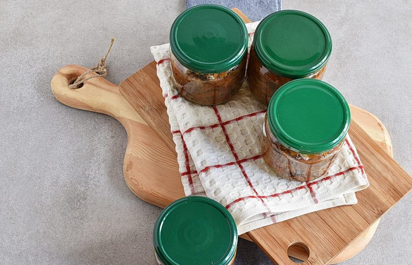 1. Этап. Икра из баклажанов на зиму: Аккуратно заполните горячие банки горячей икрой поштучно. Используйте лишь сухие полотенца и прихватки, чтобы банки не лопнули от капель воды. Икра в прогретой банке начинает по краям скворчать – замечательно. Крышки хорошо отряхните от воды и быстро закройте банки. Я не переворачиваю банки и не кутаю икру. Банки прекрасно стоят при комнатной температуре.