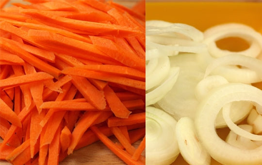 1. Этап. Плов на сковороде: Для начала займемся овощами. Морковь нарезаем брусочками, а репчатый лук кольцами.