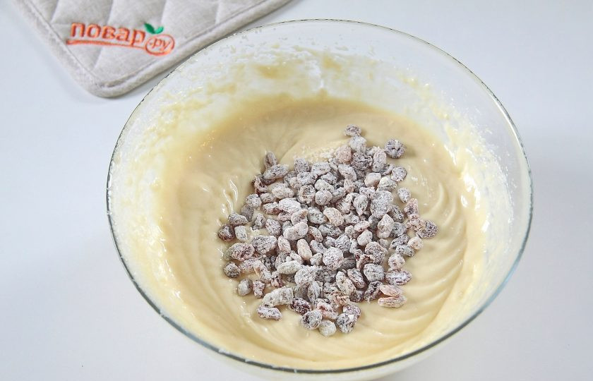 1. Этап. Кекс в мультиварке: 6. Взбейте все еще раз до однородного состояния. Добавьте промытый и просушенный изюм. Изюм я предварительно обваливаю в муке.