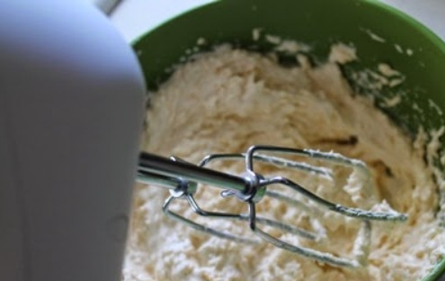 1. Этап. Трубочки с изюминкой: 8. Когда сырный крем уже полностью остыл, добавьте к нему сливочное масло, 50 грамм тертого сыра и взбейте венчиком.