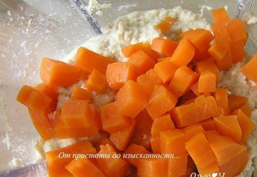 1. Этап. Торт-мусс с курицей и шпинатом: Добавьте нарезанную морковь, аккуратно перемешайте.