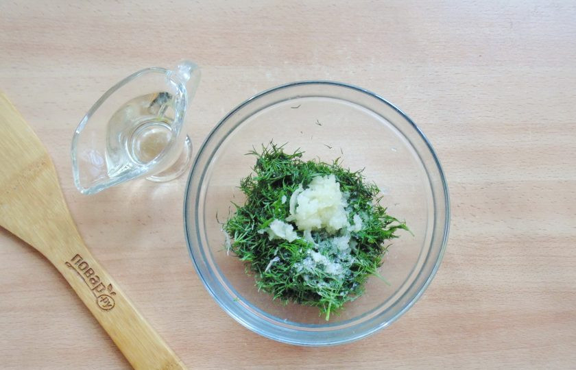 1. Этап. Баклажаны в укропном рассоле на зиму: Налейте подсолнечное масло.