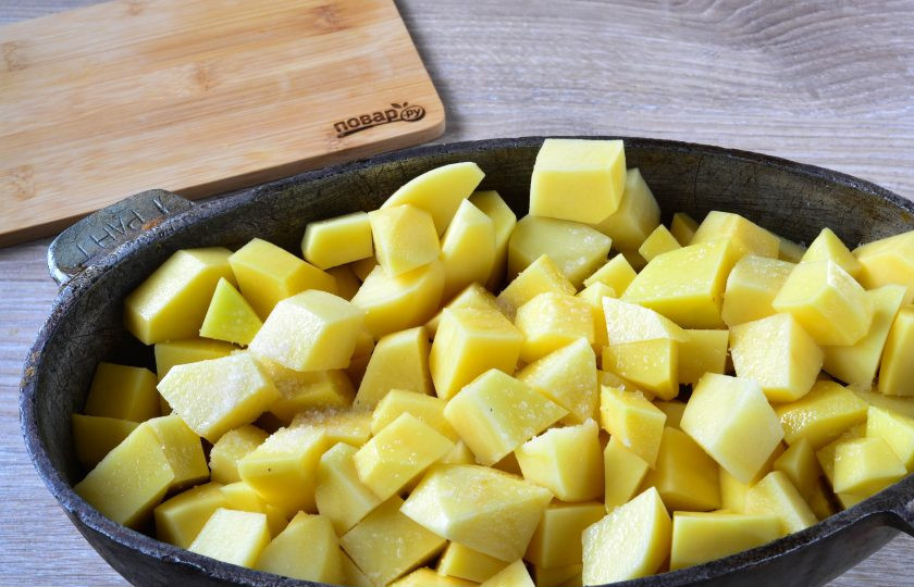 1. Этап. Жаркое из гуся: 7. Следом за мясом положите картофель и слегка присолите.