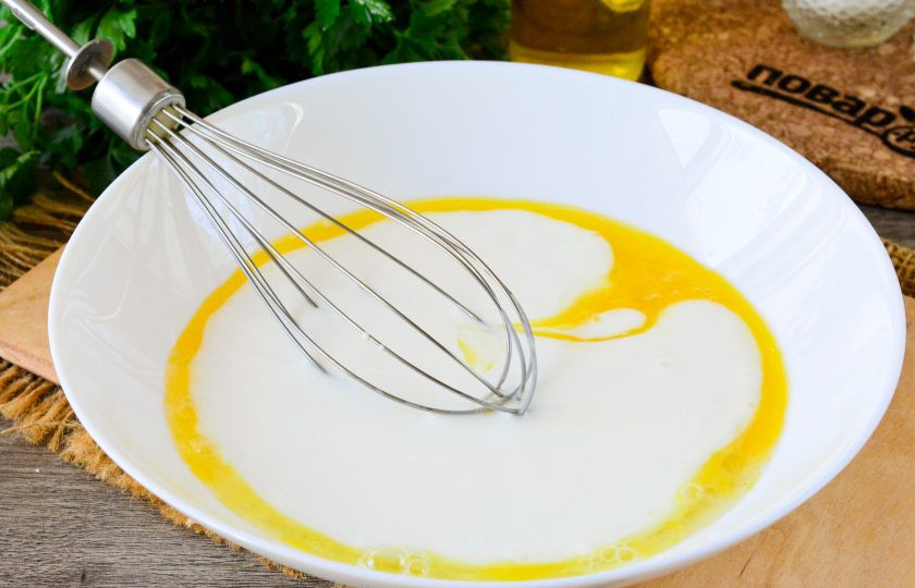 1. Этап. Оладьи с сосисками на кефире: Влейте кефир комнатной температуры и размешайте тесто.