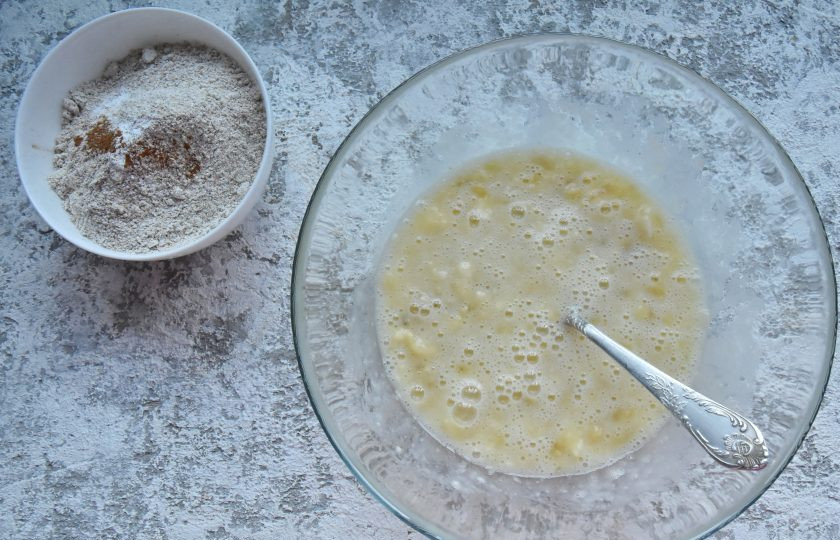 1. Этап. Банановые кексы без сахара: Соедините сухие компоненты теста: овсяную муку, разрыхлитель и корицу. Перемешайте.