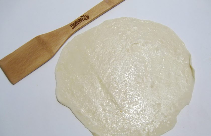 1. Этап. Китайские слоеные лепешки: Пласт теста смажьте подсолнечным маслом.