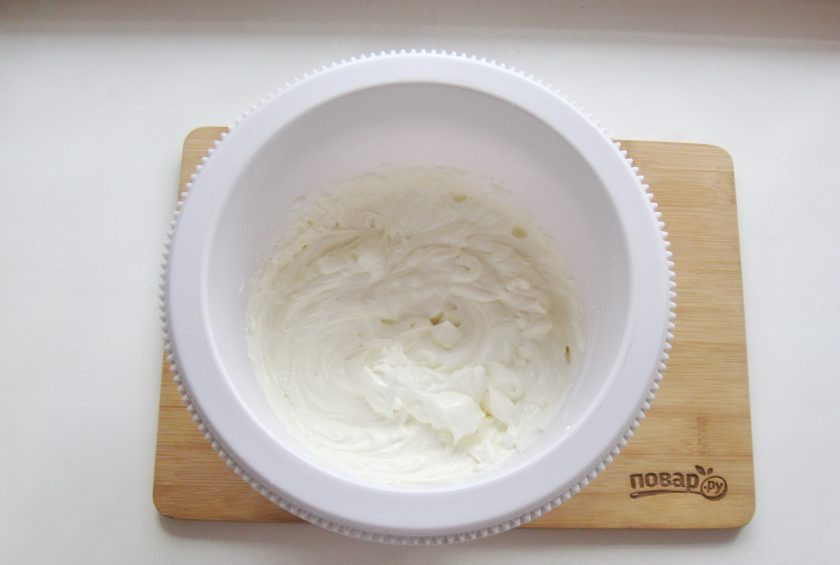 1. Этап. Сметанно-творожный крем для торта: С помощью миксера взбейте крем до пышной, плотной консистенции.