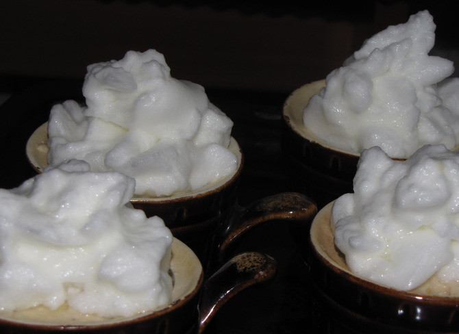 1. Этап. Суфле из горбуши: Добавляем соли, перца, лука. Оставляем в духовке, предварительно добавив сливок и половину взбитого яичного белка. Запекаем в течение 25 минут при температуре 170 градусов.