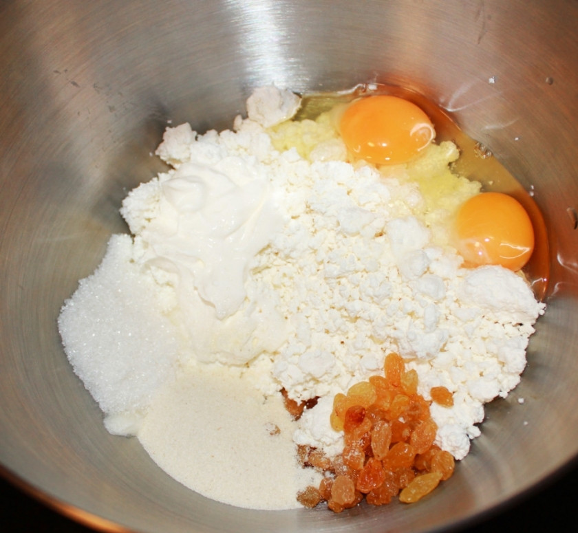 1. Этап. Простая творожная запеканка: Творог разомните вилкой, добавьте в него все ингредиенты, кроме изюма. Хорошенько перемешайте, можете сделать это блендером.