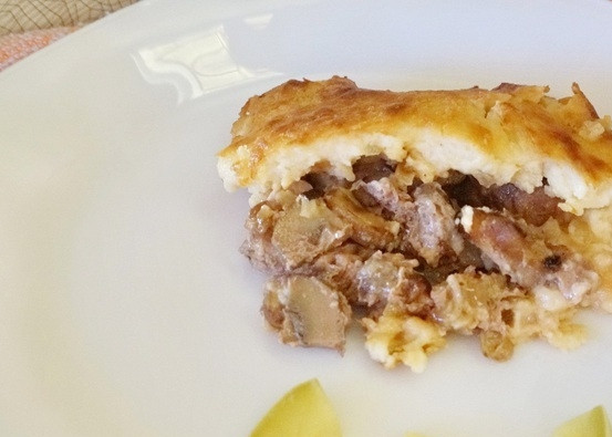 1. Этап. Мясо с грибами под соусом: Мясо с зажаркой выложите в жаропрочную посуду. Залейте его соусом. Выпекайте блюдо в течение 30 минут при 180 градусах в духовке. Приятного аппетита!