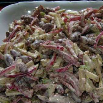 Салат с копченой колбасой