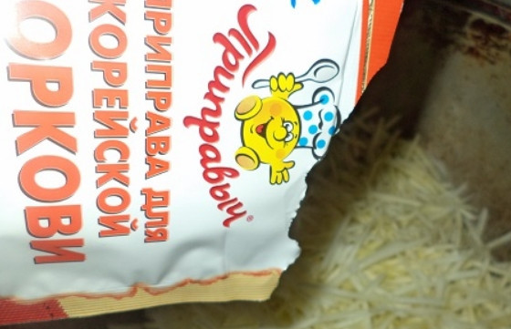 1. Этап. Салат из патиссонов: 1. Вымойте патиссоны, очистите их от кожуры затем натрите на терке для корейской моркови. Разогрейте казан с растительным маслом и выложите патиссоны, обжарьте и добавьте специи для корейской моркови.