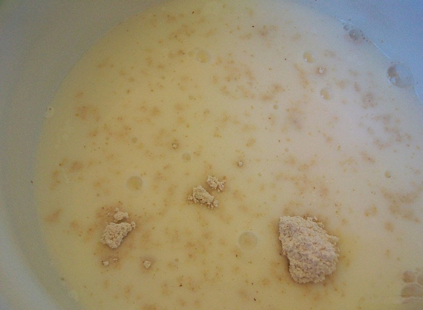 1. Этап. Овсяная каша для грудничка: Добавляем 3 ст.л. молока, перемешиваем.