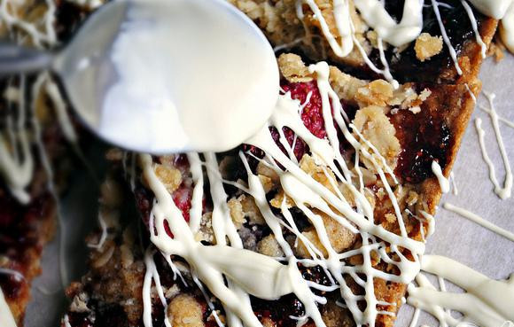 1. Этап. Клубничные пирожные с белым шоколадом: 6. Растопить белый шоколад в микроволновой печи. Полить расплавленный шоколад поверх теста. Нарезать на ломтики и подавать.