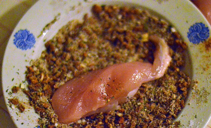 1. Этап. Карпаччо из курицы: Теперь окунаем каждый кусочек в приготовленную смесь и обваливаем его со всех сторон.