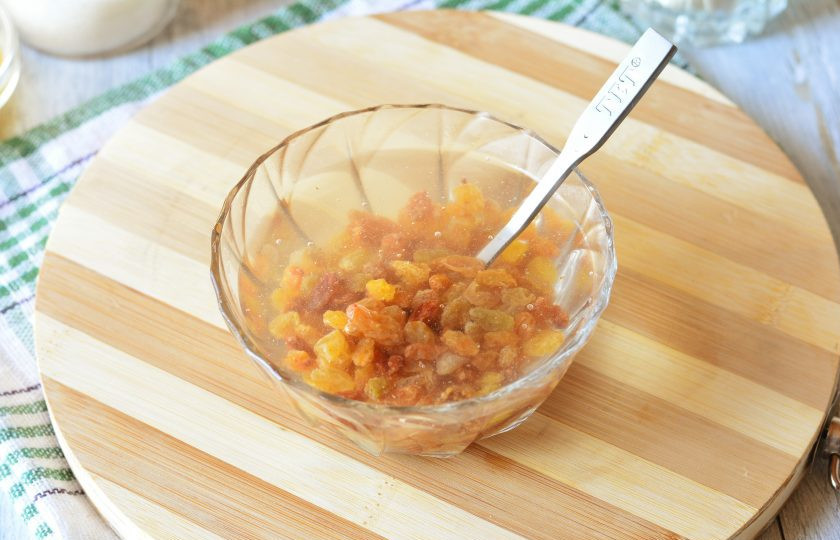 1. Этап. Пышный кулич: Залейте изюм горячей водой на пару минут, затем жидкость слейте.