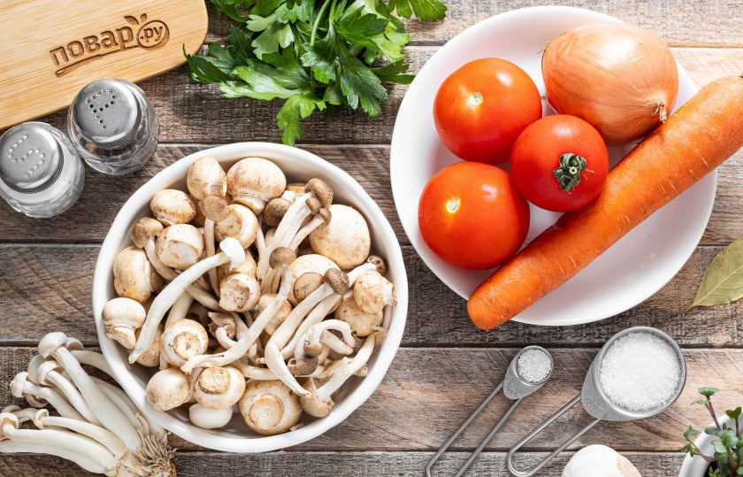 1. Этап. Грибной суп в банках на зиму: Подготовьте все ингредиенты.
