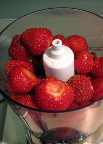 1. Этап. Витаминный напиток из клубники и манго: 4. В блендере смешать клубнику, воду и мед (2 ложки) до полной однородности ягодной массы. Выложить содержимое в отдельную посуду.