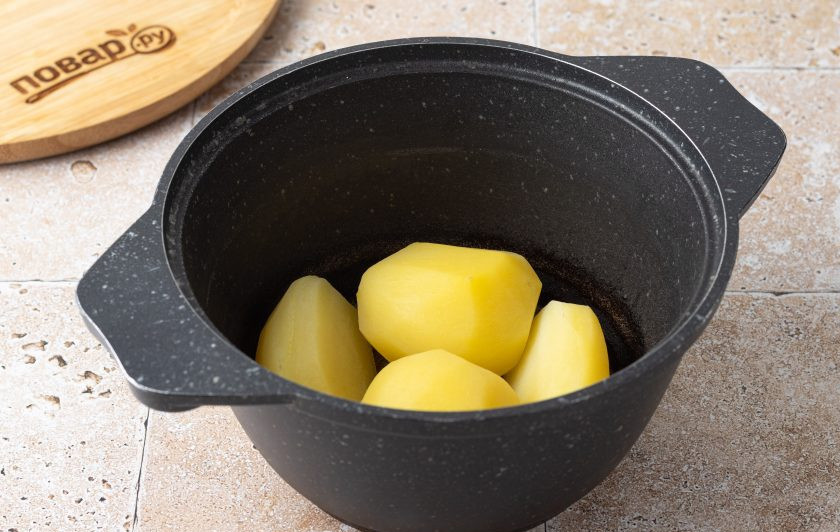 1. Этап. Чуду с картошкой и сыром: Для начинки отварите картофель до мягкости. Слейте воду и слегка остудите.