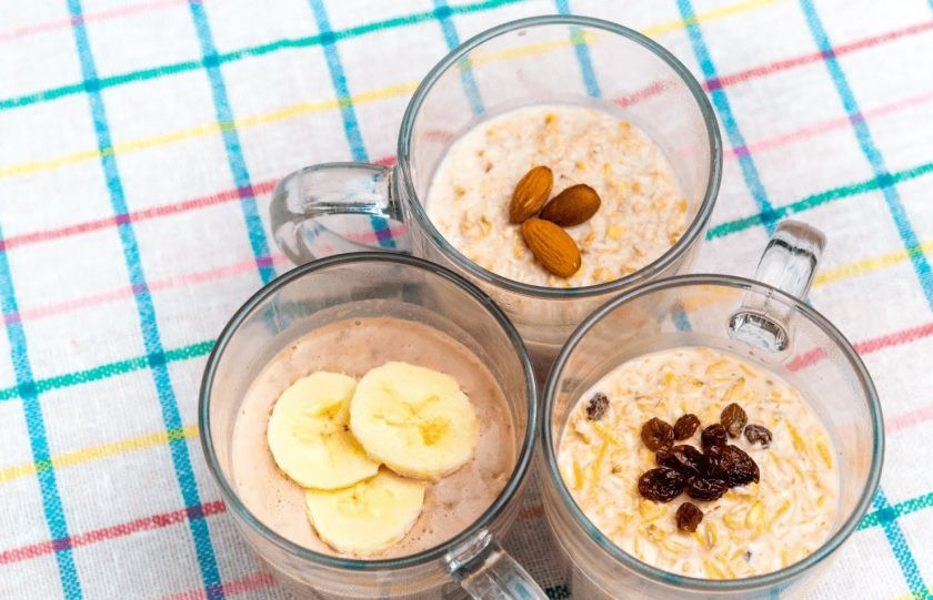 1. Этап. Ночная овсяная каша: 4. Утром можно разогреть кашу в микроволновке. Украсьте бананом, изюмом и орехами. Приятного аппетита!