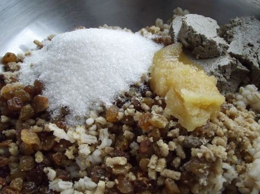 1. Этап. Кутья жидкая: Пшеничную кашу смешайте с изюмом, орехами, халвой, медом и половиной сахара.