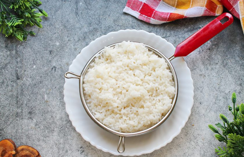 1. Этап. Сосиски в томатном соусе с рисом: Рис отварите до готовности в соленой воде, откиньте на сито и промойте водой. Дайте воде полностью стечь.