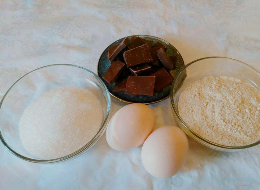 1. Этап. Печенье-безе с овсяным толокном: Для приготовления печенья-безе требуется небольшой перечень продуктов. Однако, овсяное толокно можно найти не на каждой кухне, поэтому при необходимости замените его овсяной мукой или крошкой из пресного печенья.