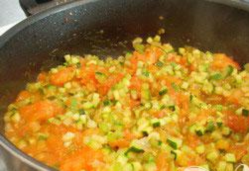 1. Этап. Рататуй с яйцом: Готовить помидоры пока они не начнут распадаться. Сложить овощи в помидоры, хорошо перемешать и готовить рататуй минуту или две.