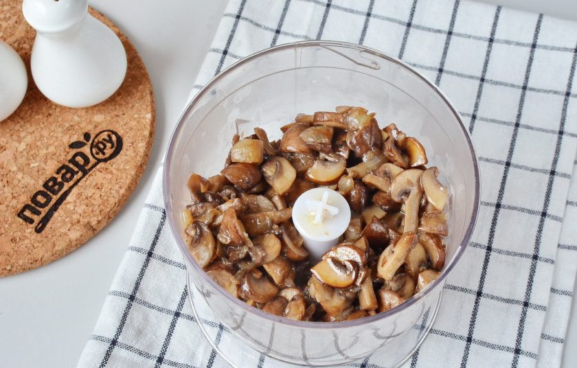 1. Этап. Начинка для расстегаев: Выложите в чашу измельчителя грибную начинку и включите на пару минут машинку.