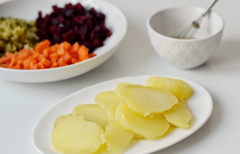 1. Этап. Слоеный винегрет: Картофель отварите, нарежьте кружочками.