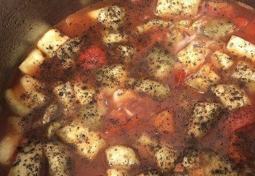 1. Этап. Тефтели в бархатистом соусе Дело тонкое: Достаем тефтели из холодильника. Опускаем аккуратно в кипящий соус. Ни в коем случае не мешаем и не трогаем ничем!!! Просто берем кастрюлю за ручки и нежно вращаем, чтобы тефтели покрывались равномерно соусом и не прилипали ко дну. И так в процессе всей готовки.