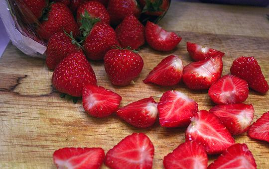 1. Этап. Cалат с креветками: Клубнику просто разрезаем пополам.