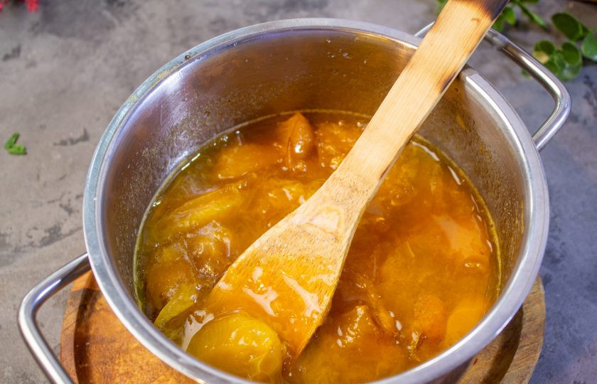 1. Этап. Варенье из белых слив: Добавьте лимонную кислоту или сок и варите еще минут 10 при небольшом нагреве.