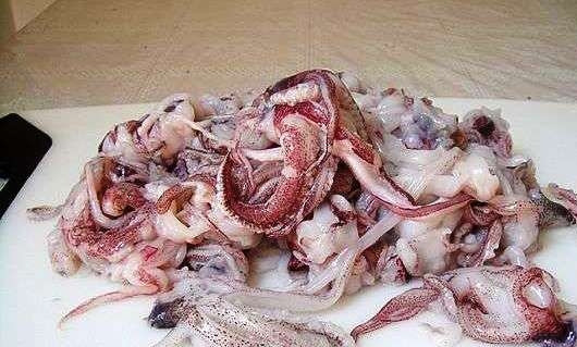 1. Этап. Кальмары с помидорами и молодой картошкой: Первым делом нужно хорошенько промыть наших кальмаров под проточной водой, а затем дать воде стечь.