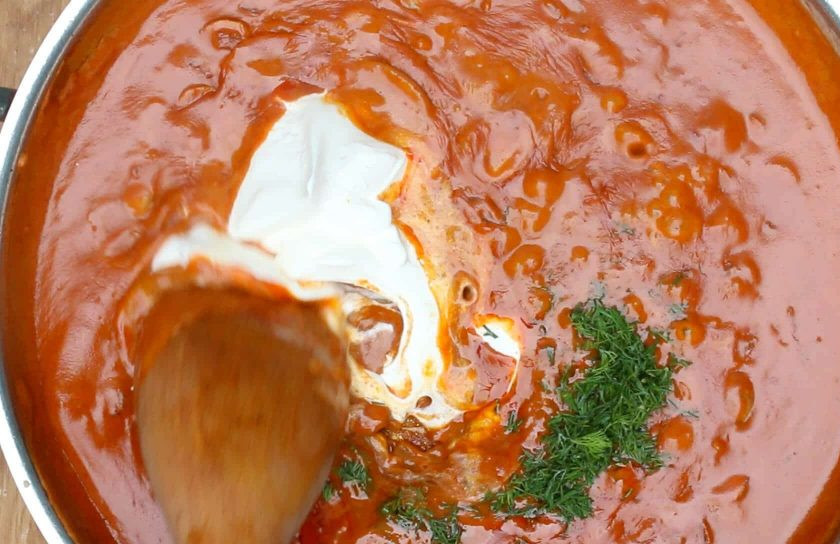 1. Этап. Фрикадельки по-венгерски: 12. Перемешайте соус, добавьте к нему сметану и измельченный укроп, тушите еще минуту.