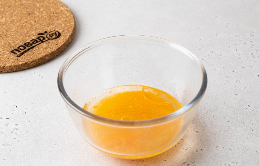 1. Этап. Постный пирог с мандаринами: Смешайте мандариновый сок с растительным маслом. Добавьте ванильный ароматизатор. Все перемешайте.