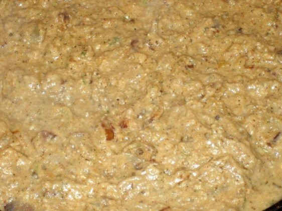 1. Этап. Сациви из рыбы: В сковородку с луком и мукой добавляем рыбный бульон, примерно 1.5 стакана. Размешиваем, чтобы не было комочков и доводим до кипения. Затем выкладываем ореховую массу, перец черный, гвоздику, корицу, хмели-сунели, соль и вино. Тушим минут 10-15.