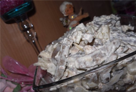 1. Этап. Салат из печени с ананасом: 6. Очистите и пропустите через пресс чеснок. Добавьте его в майонез или в сметану (в зависимости от того, что именно вы используете в качестве заправки). Выложите в салатник, как следует перемешайте и отправьте салат в холодильник примерно на 1 час. Перед подачей добавьте зелень (при желании).