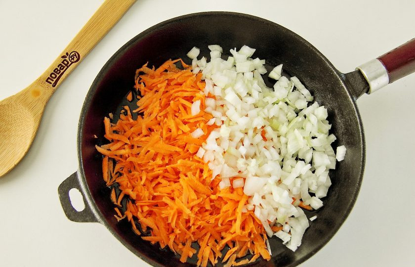 1. Этап. Пицца с морковью: Для начинки натрите на крупной терке морковь. Лук нарежьте кубиками.