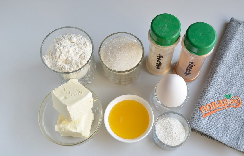 1. Этап. Печенье Елочные игрушки: Итак, подготовьте сначала продукты для печенья. Сливочное масло заранее достаньте из холодильника, чтобы оно стало мягким (комнатной температуры).