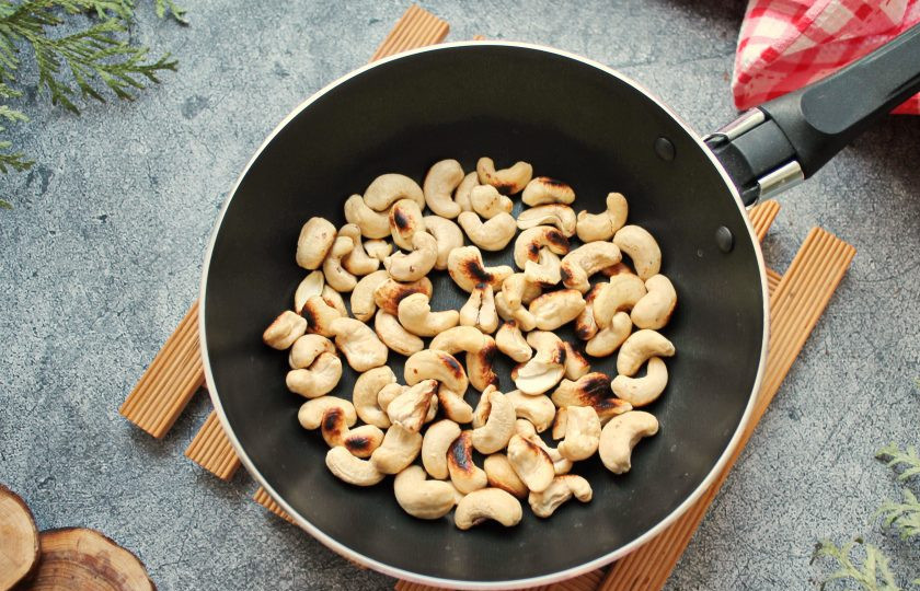 1. Этап. Банановый сникерс: У орехов при необходимости удалите скорлупу и пленку. Прокалите орехи в сухой сковороде на медленном огне, остудите. Орехи порубите в крупную крошку.