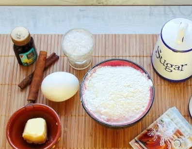 1. Этап. Тесто на плюшки: 1. Булочки по этому рецепту — прекрасное решение для любого чаептия. Готовятся плюшки на основе дрожжевого теста около 3 часов. Эти булочки перенесут вас в детство и, по сути, не важно, какой они будут формы.