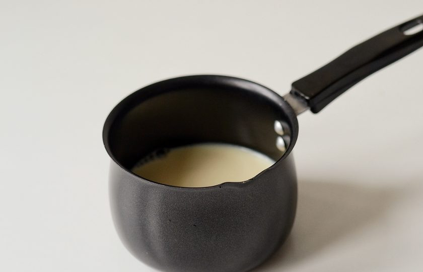 1. Этап. Ванильный латте: Молоко подогрейте в ковшике до температуры примерно 60 градусов.