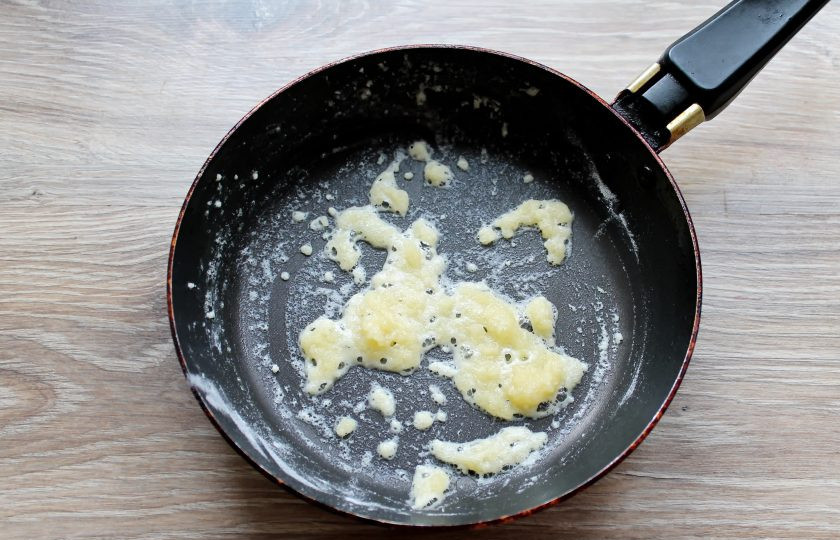 1. Этап. Свинина по-датски: Из формы слейте мясной сок, удалите верхний жир и приготовьте соус к мясу. Для этого нам понадобится 150 миллилитров мясного сока. Растопите сливочное масло в сковороде и добавьте муку. Обжаривайте на медленном огне в течение 3-4 минут до золотистого цвета, перемешивая.