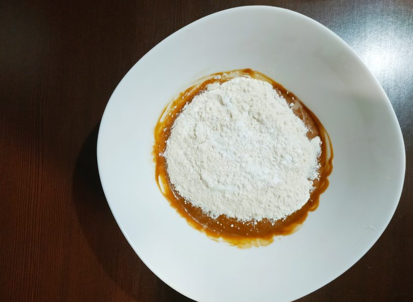 1. Этап. Торт Карамельная девочка: Добавьте муку с разрыхлителем и снова все перемешайте до однородности.